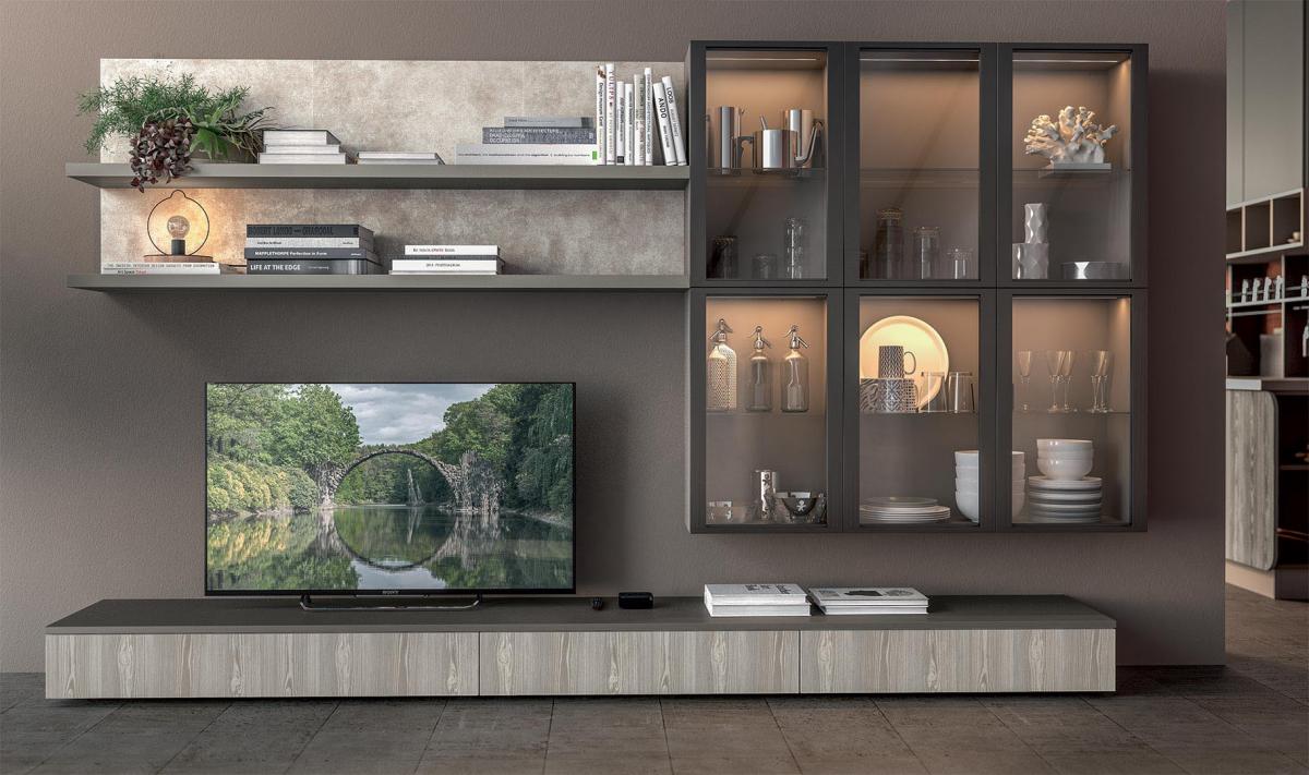 Parete attrezzata moderna per soggiorno con TV, mensole e vetrine con ante in vetro. Finiture nei toni del grigio e del legno.