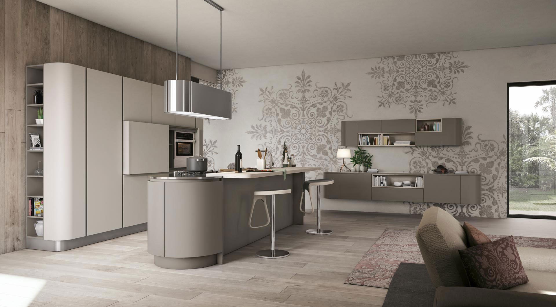 Cucina moderna con mobili grigi, isola e carta da parati floreale.