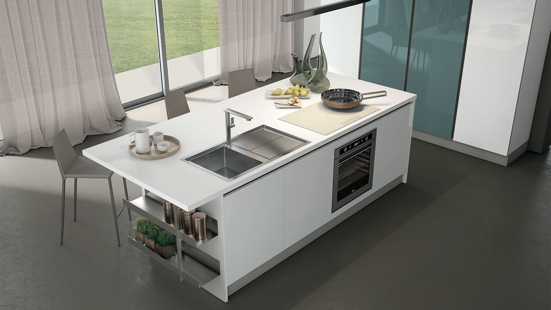 Moderna isola da cucina bianca con lavello, piano cottura e forno, accanto ad ampie finestre.