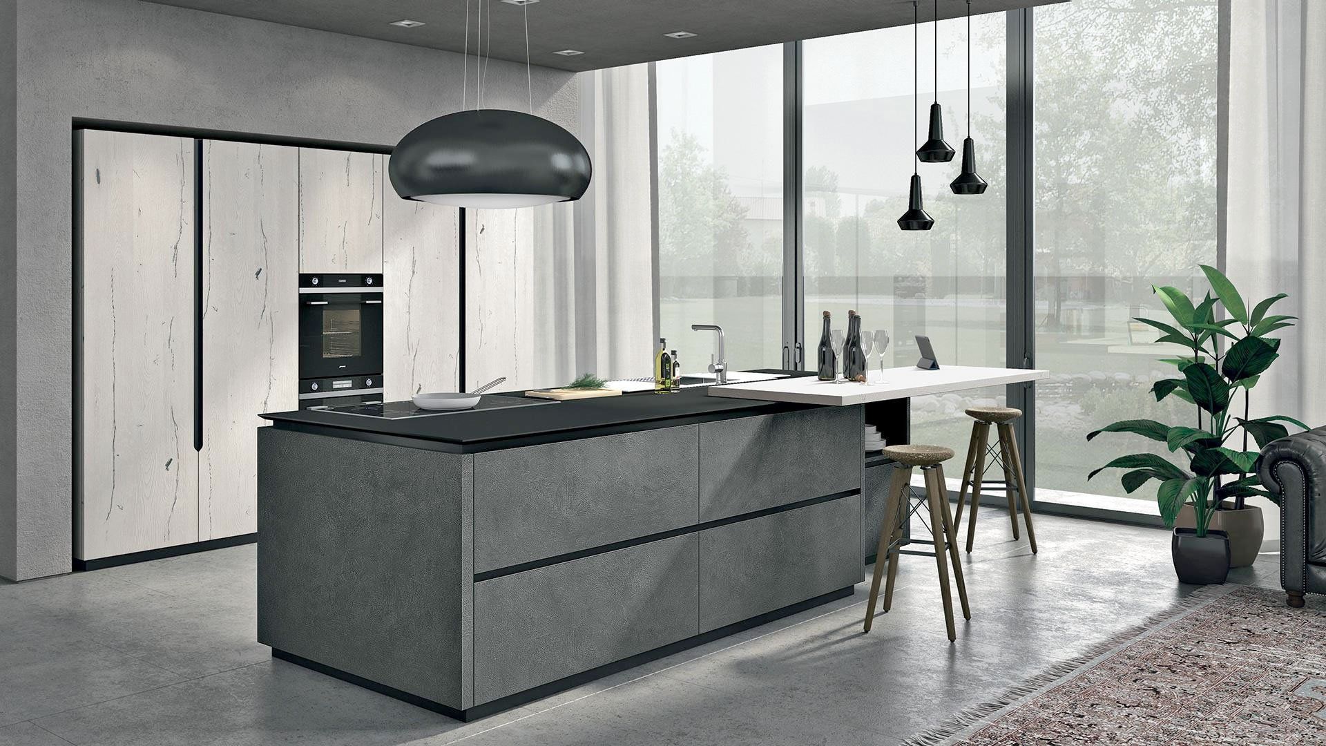 Cucina moderna con isola in pietra, mobili bianchi, ampie finestre e lampade a sospensione.