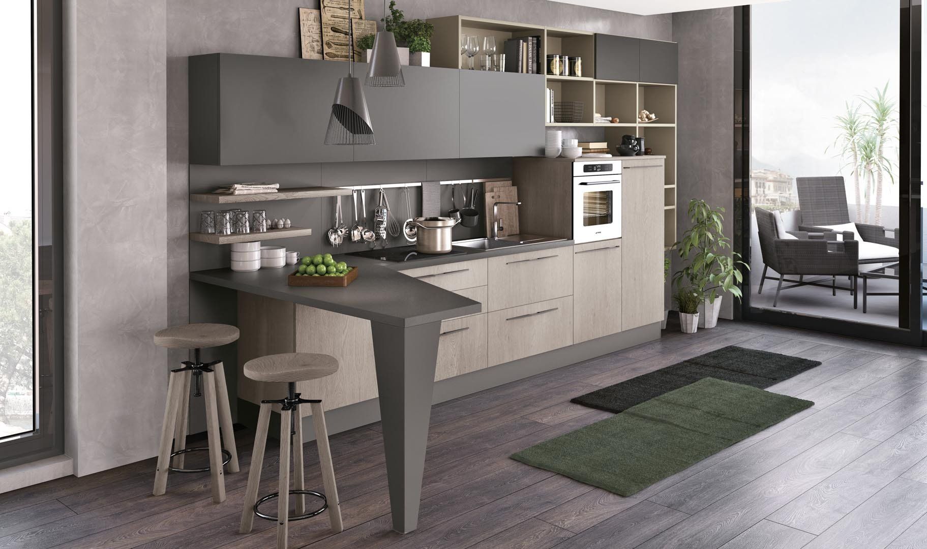 Cucina moderna con mobili grigi e in legno chiaro, piccola zona pranzo e accesso all'esterno.