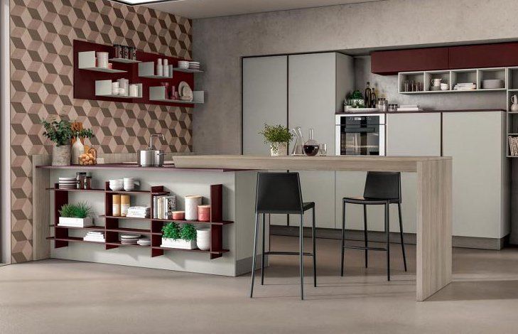 Cucina moderna con isola, sedie scure e scaffali aperti su una parete decorata.
