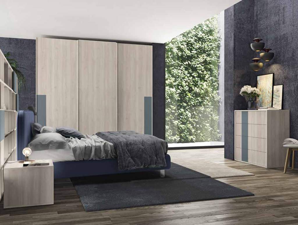 Camera da letto con letto, armadio, cassettiera e ampia finestra. Tonalità blu e legno chiaro.