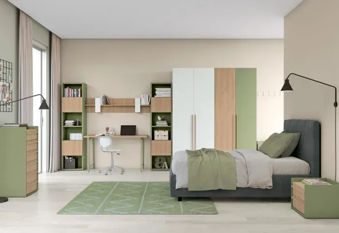 Camera da letto con combinazione di colori verde e beige; letto, scrivania, armadio e scaffali.