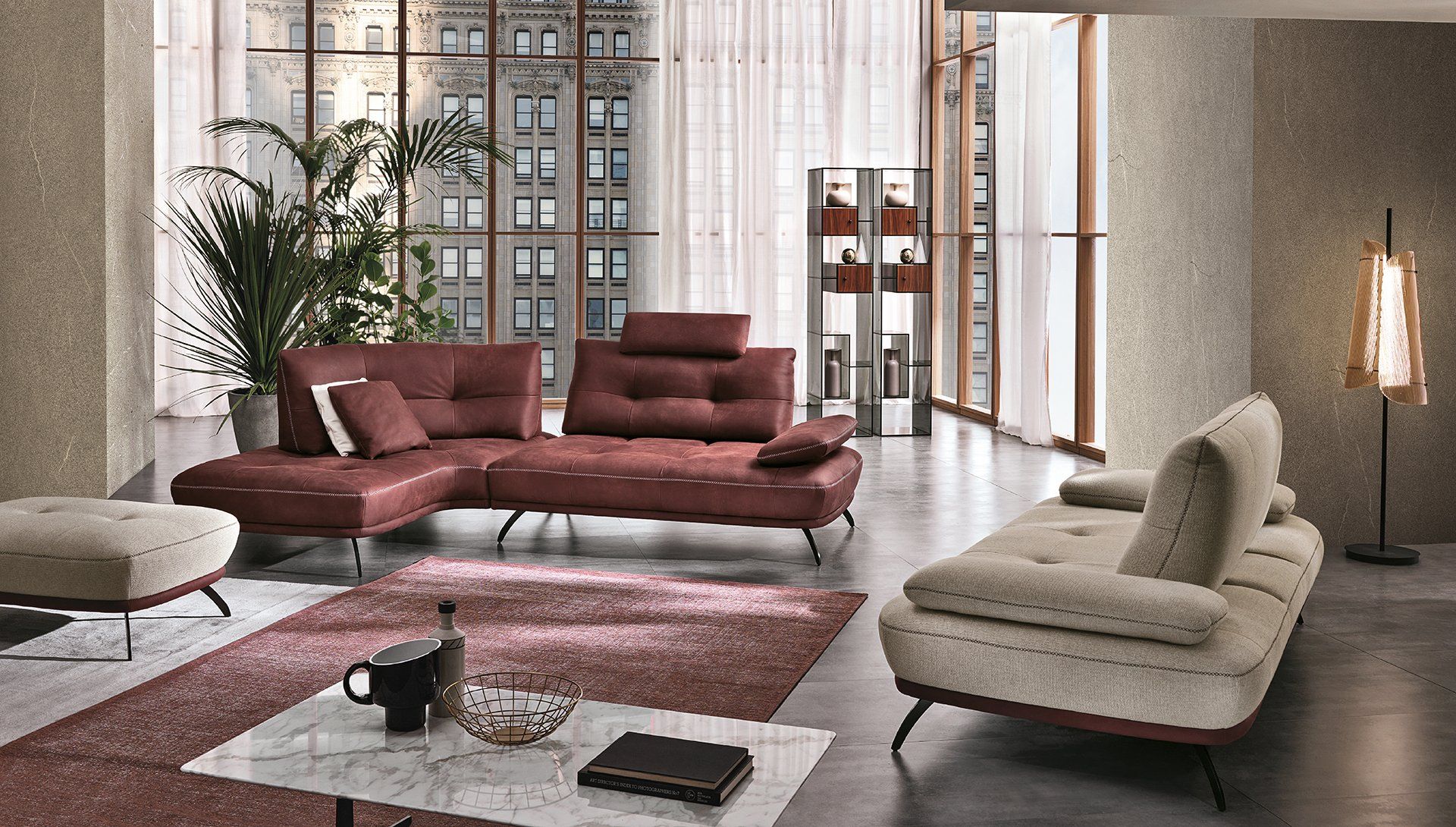 Soggiorno con divano componibile rosso, divano beige e tappeto.