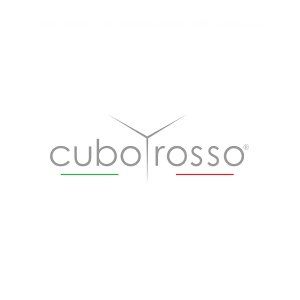 Logo Cubo Rosso con una forma a Y stilizzata sopra il testo e i colori della bandiera italiana.