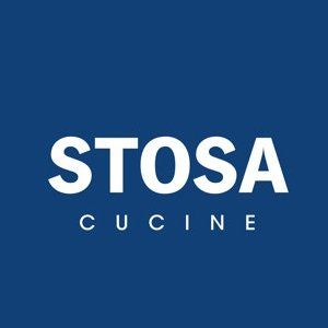 Logo STOSA Cucine: testo bianco su sfondo blu.