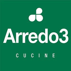 Logo Arredo3 Cucina su sfondo verde. Testo bianco e forma astratta.