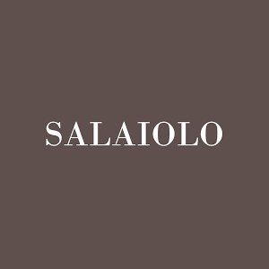 "SALA IOLO" in testo bianco su sfondo marrone.