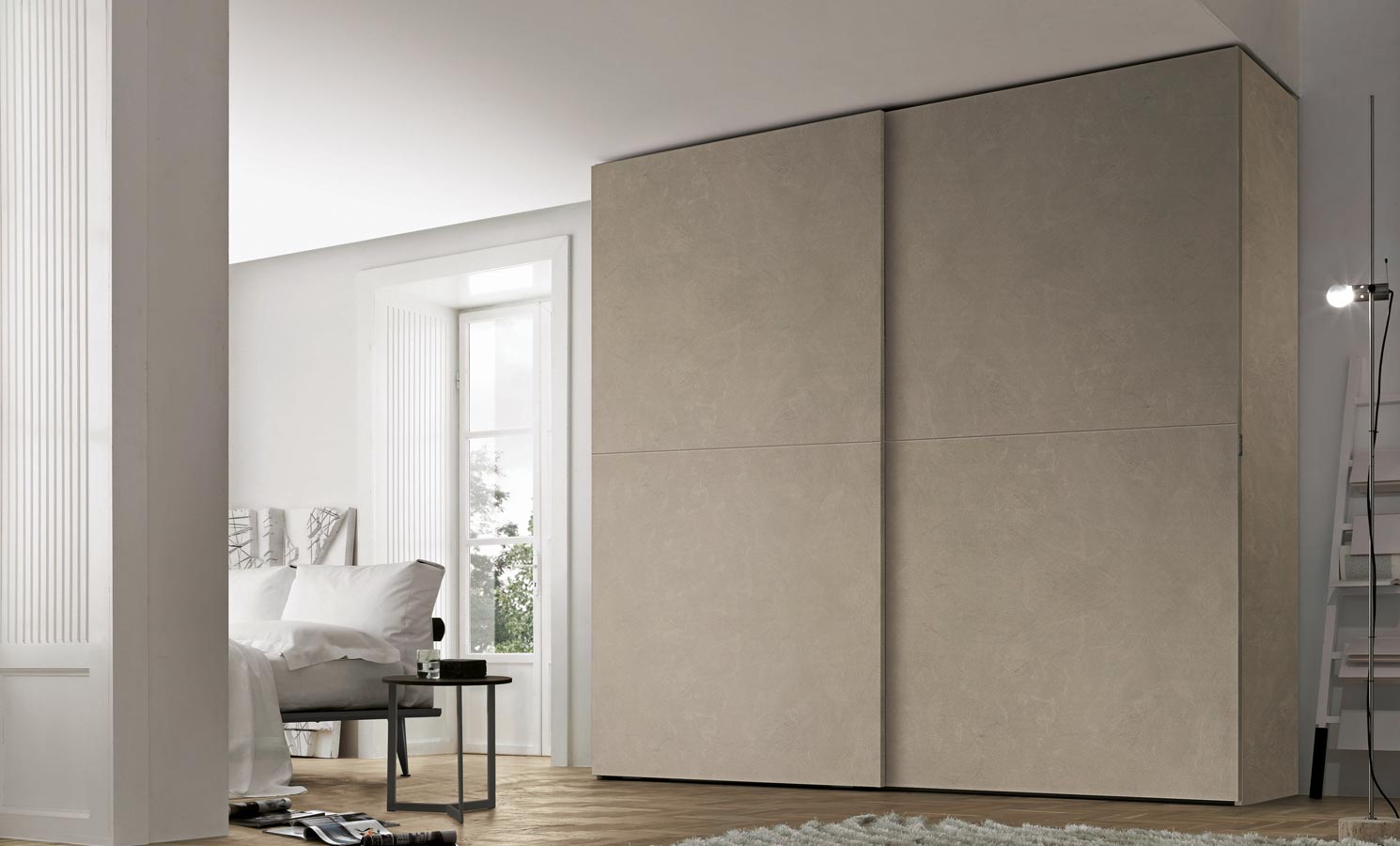 Armadio beige con ante scorrevoli in una camera da letto, con finestra e letto a vista.