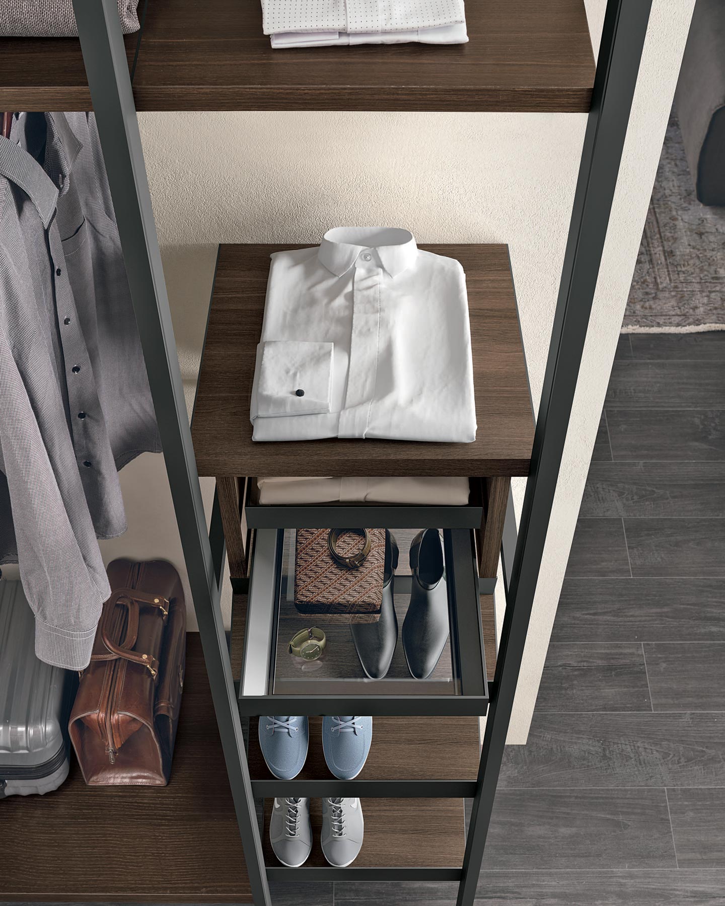 Organizzazione dell'armadio con ripiani. Camicia bianca su uno scaffale, scarpe sotto. Struttura in legno scuro e metallo.