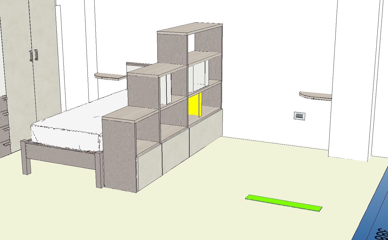 Camera da letto con letto, testiera con mensole, quadrato giallo e porta aperta.