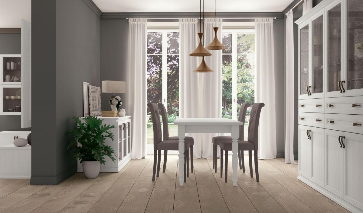 Sala da pranzo con tavolo bianco, sedie grigie e finestre con tende bianche.