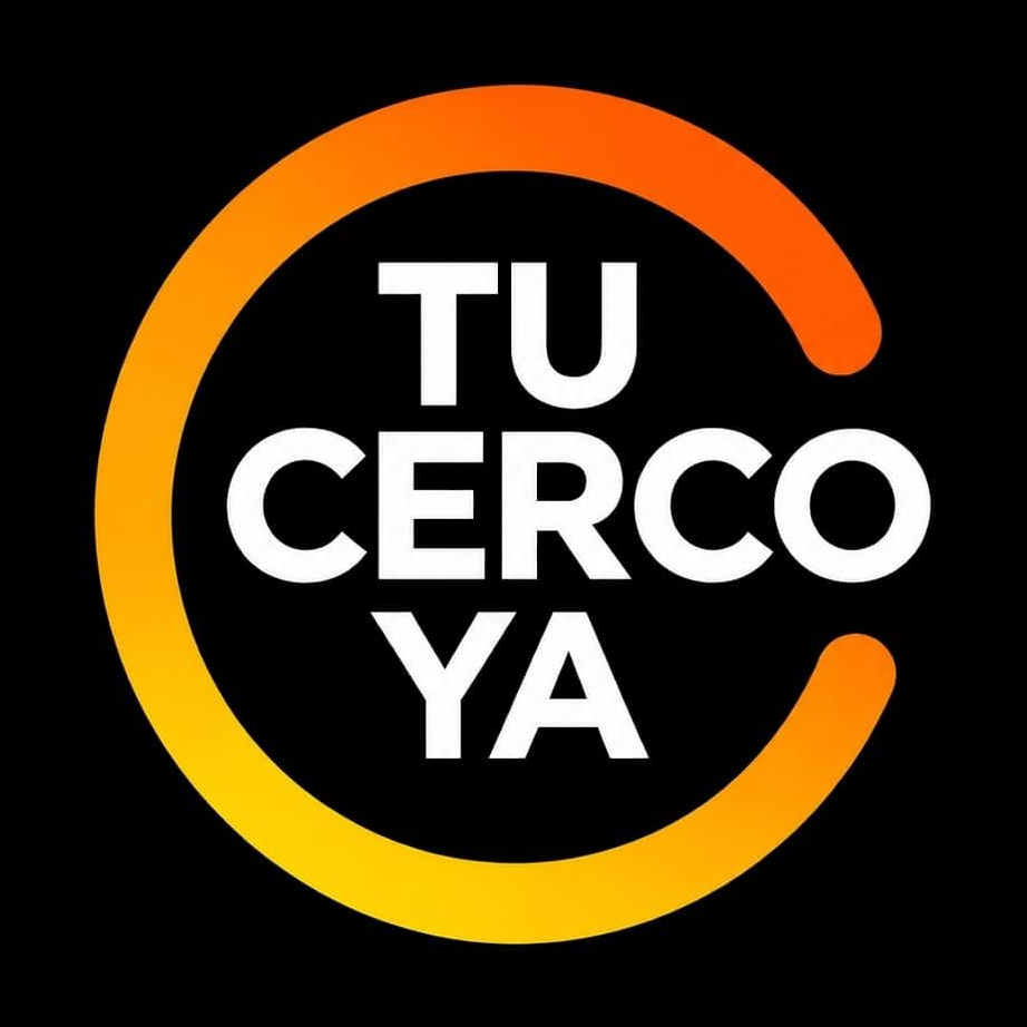 Logotipo negro con una flecha circular de color amarillo anaranjado y el texto blanco «TU CERCO YA»