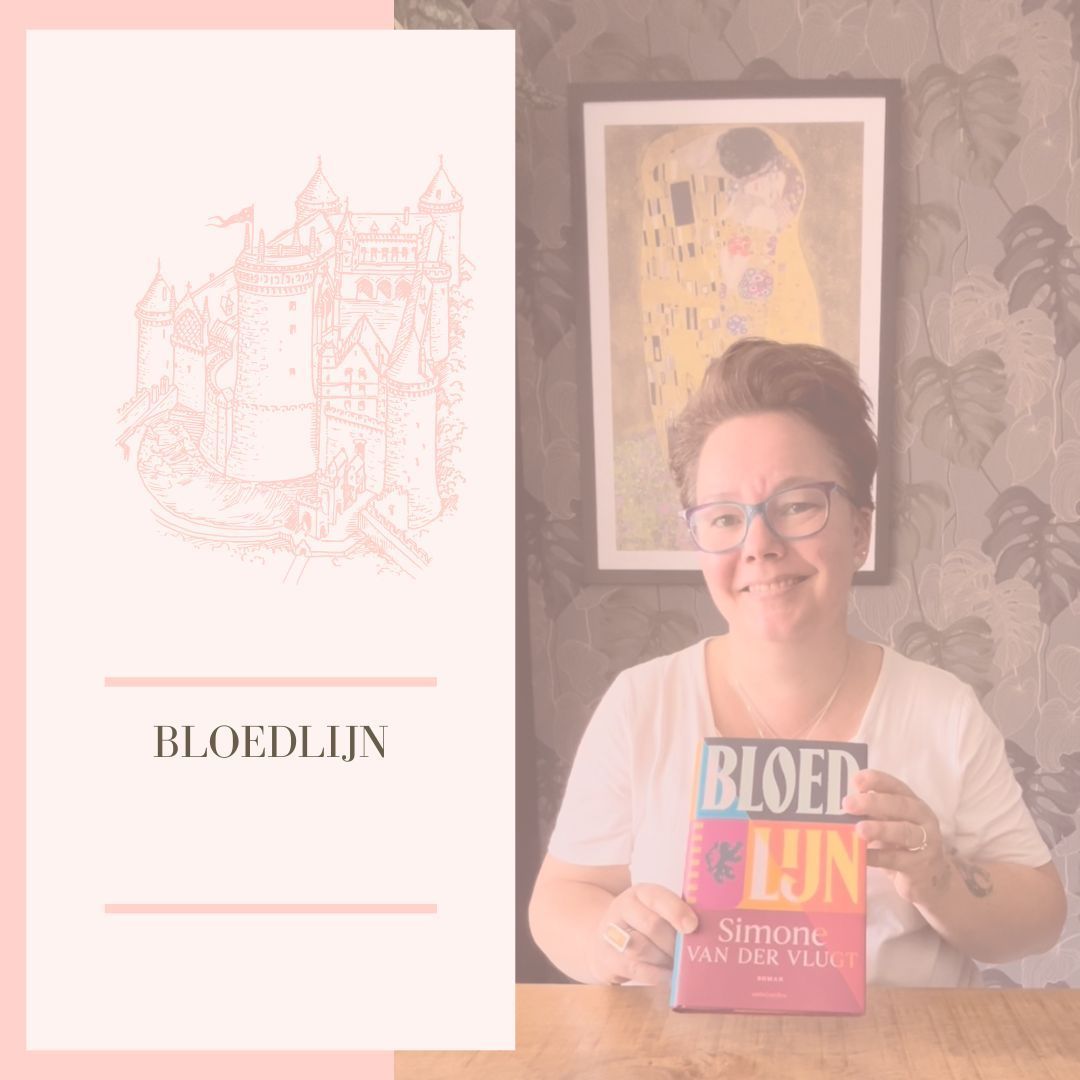 Een vrouw met een glimlach op haar gezicht houdt het boek 