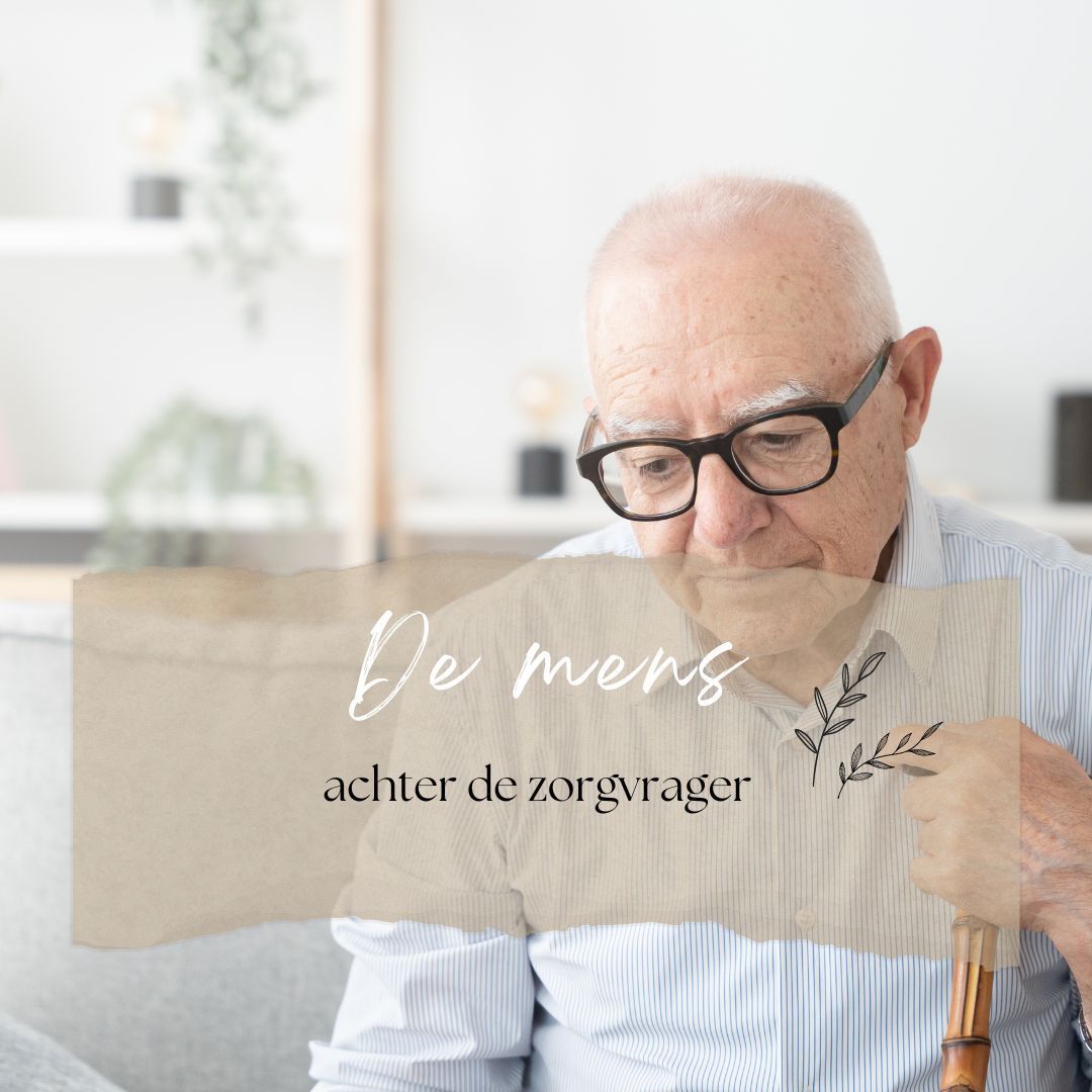 Bejaarde man met bril kijkt naar beneden, leunend op een stok; tekstoverlay: 