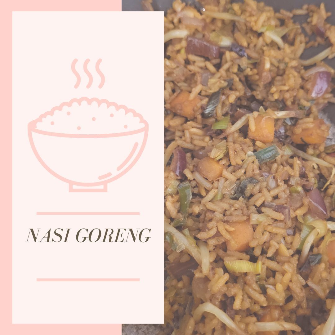 Roze afbeelding met Nasi Goreng-tekst naast een close-up van het gerecht. Rijst en groenten.
