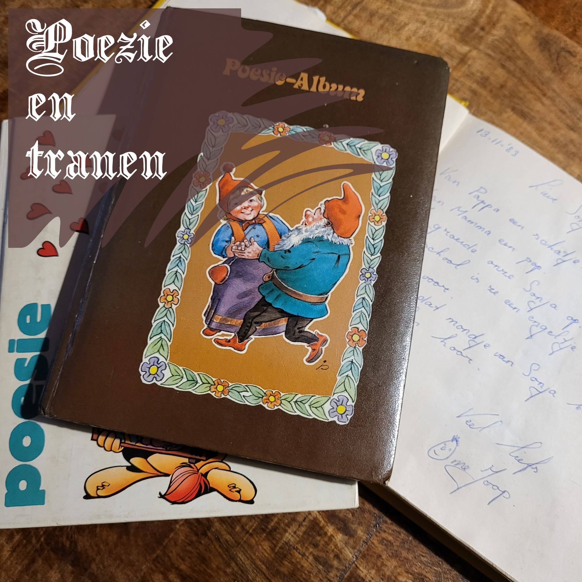 Stapel oude dichtbundels met kleurrijke omslagen, waarvan er één open ligt met handgeschreven aantekeningen.