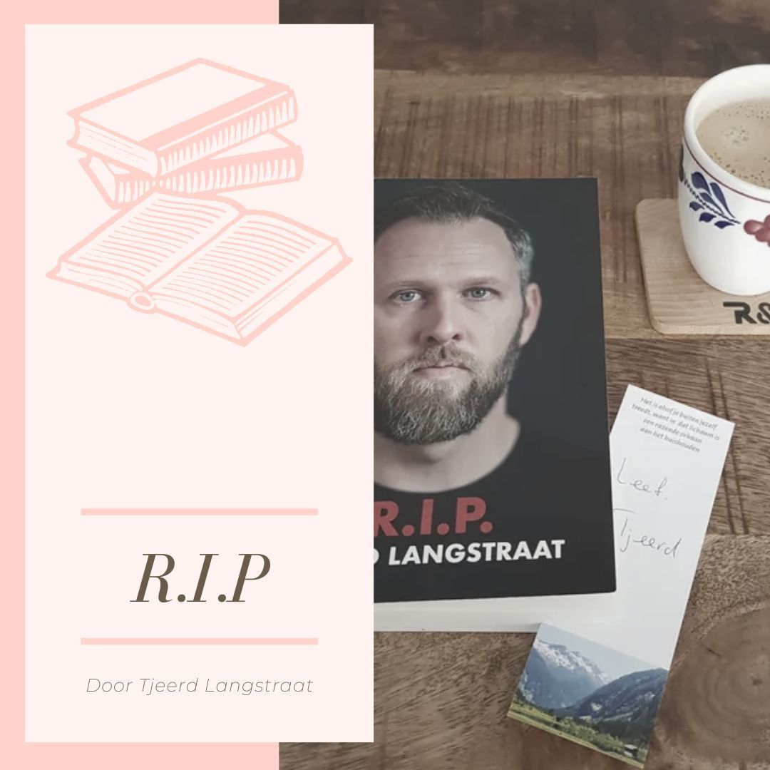Boek en koffie op een houten tafel, met op de omslag een mannengezicht en de tekst 
