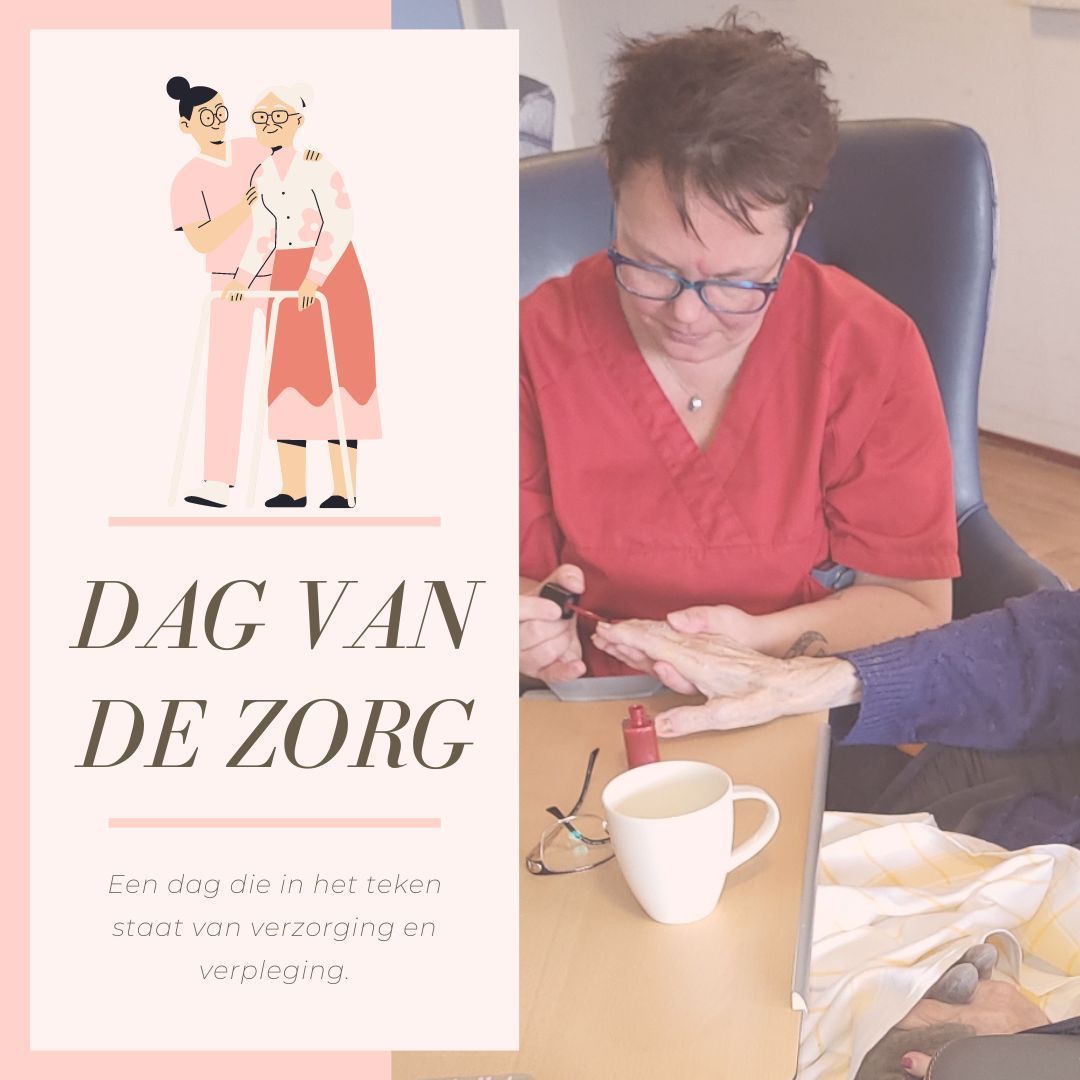 Verzorger lakt de nagels van een senior. Tekst: Dag van de Zorg. Roze, oranje en wit.