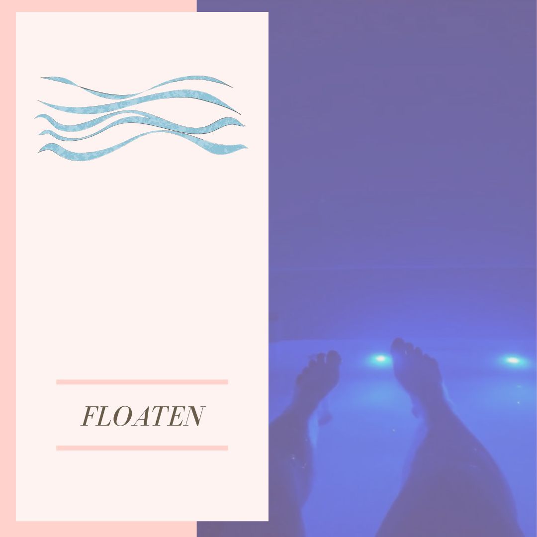 De benen van een persoon drijven in een blauw verlichte floattank. Het logo zegt 
