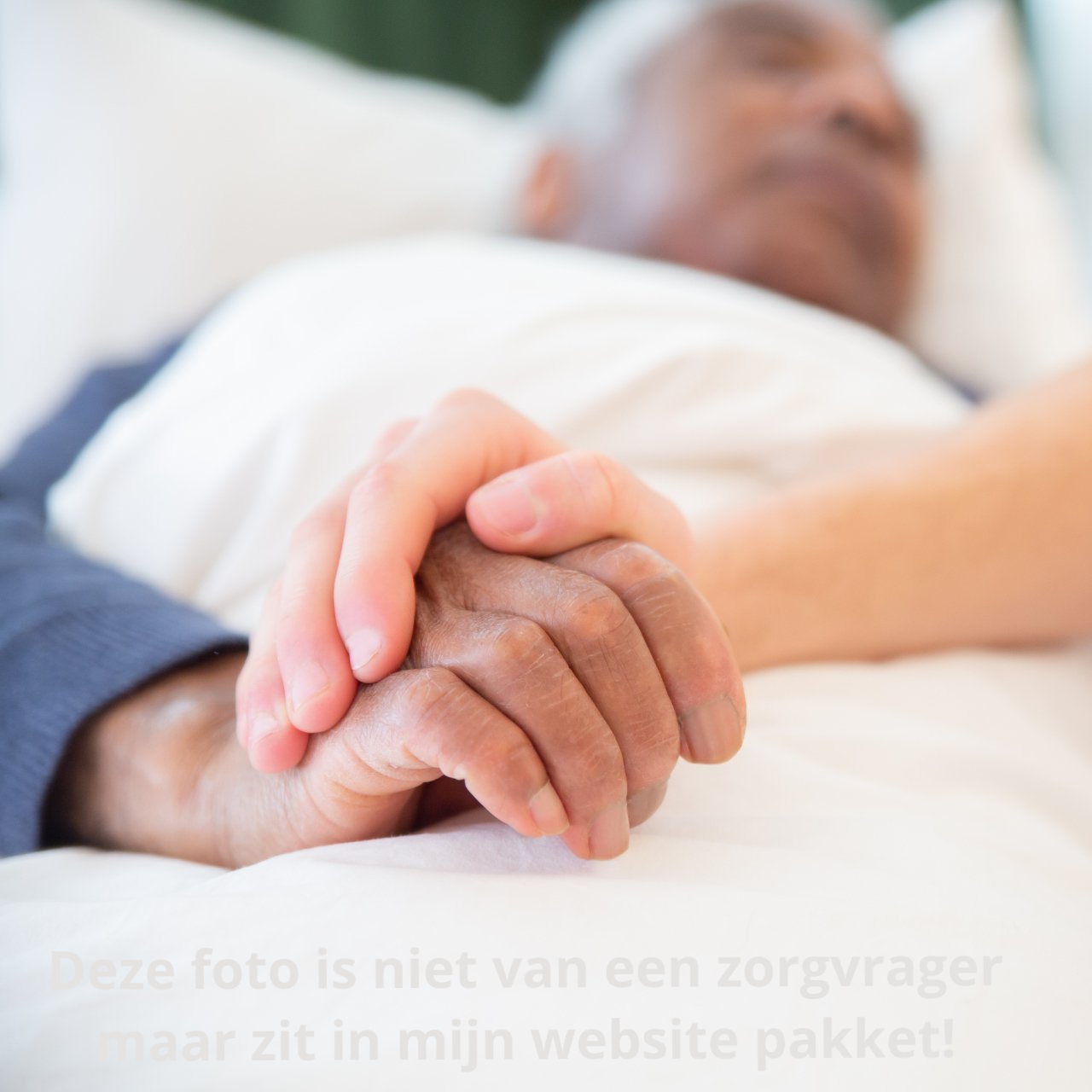 Een persoon in bed houdt de hand van een ander vast en biedt troost en steun.