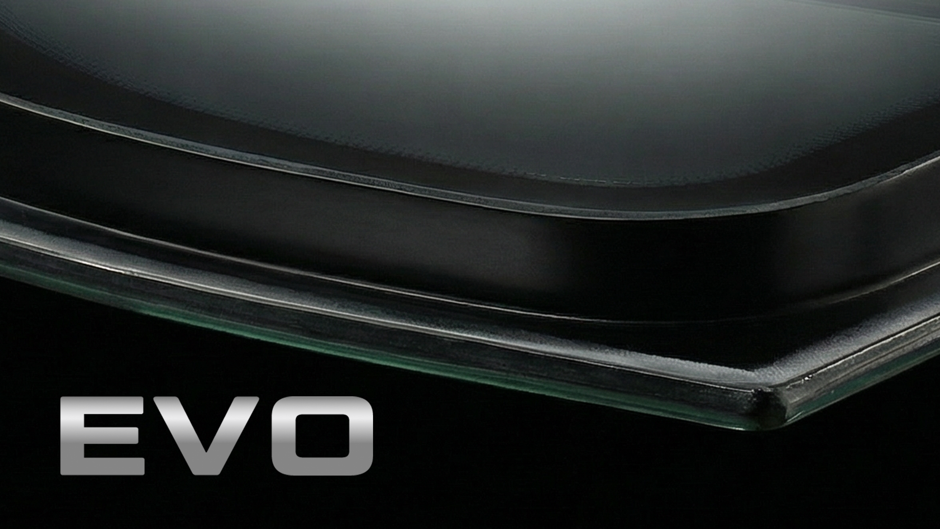Vidro blindado preto e a palavra “EVO” em texto prateado.