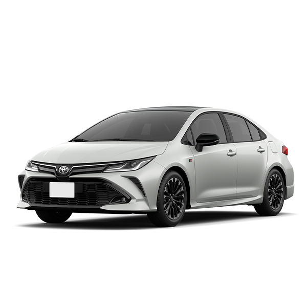 Toyota sedan prata sobre fundo branco, vista frontal em três quartos.