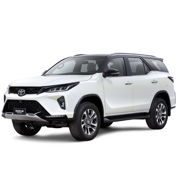 SUV Toyota branca sobre um fundo branco liso, vista frontal em perfil de três quartos.