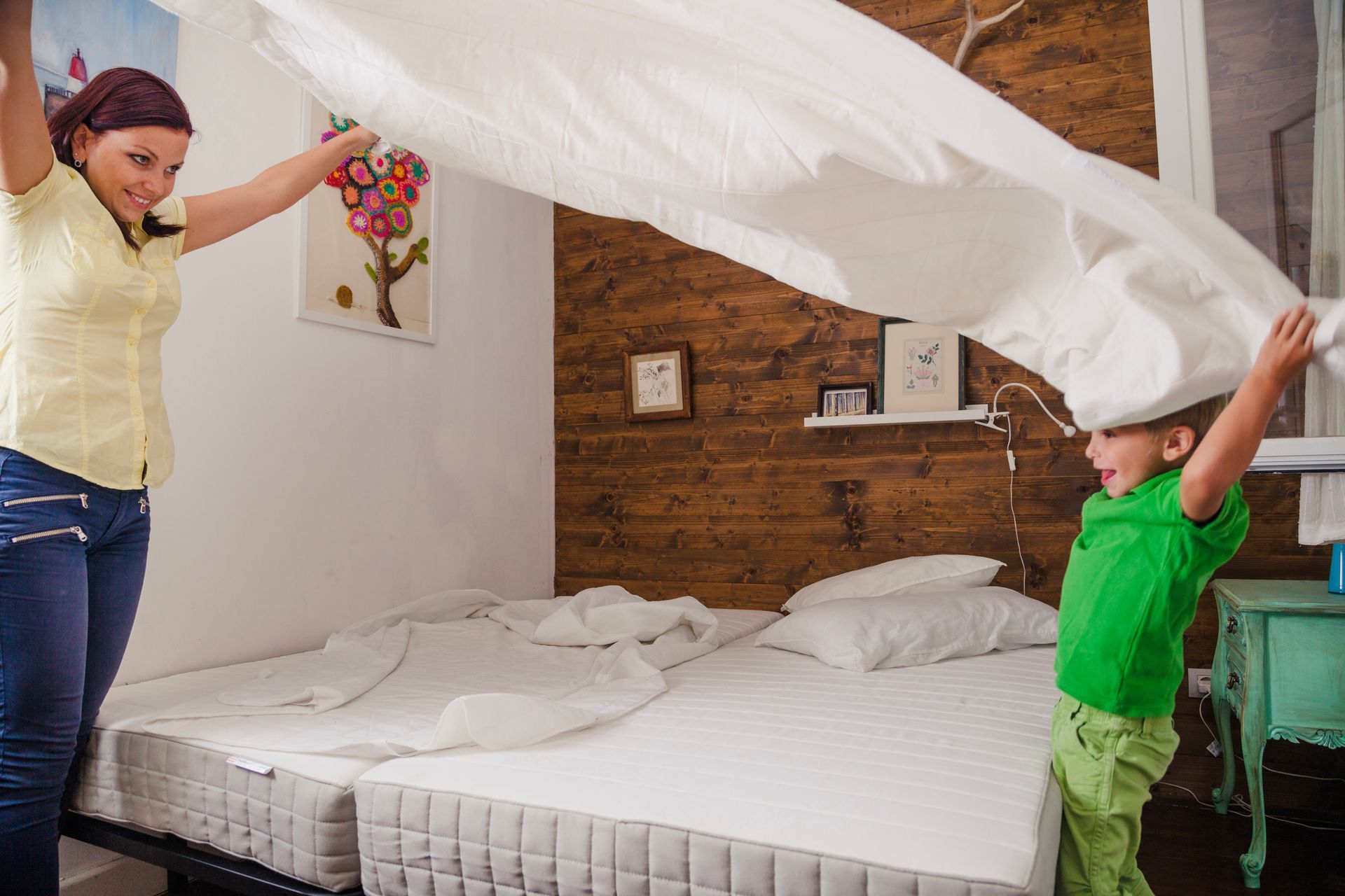 Tender la cama es una de las tareas harás como Au Pair USA