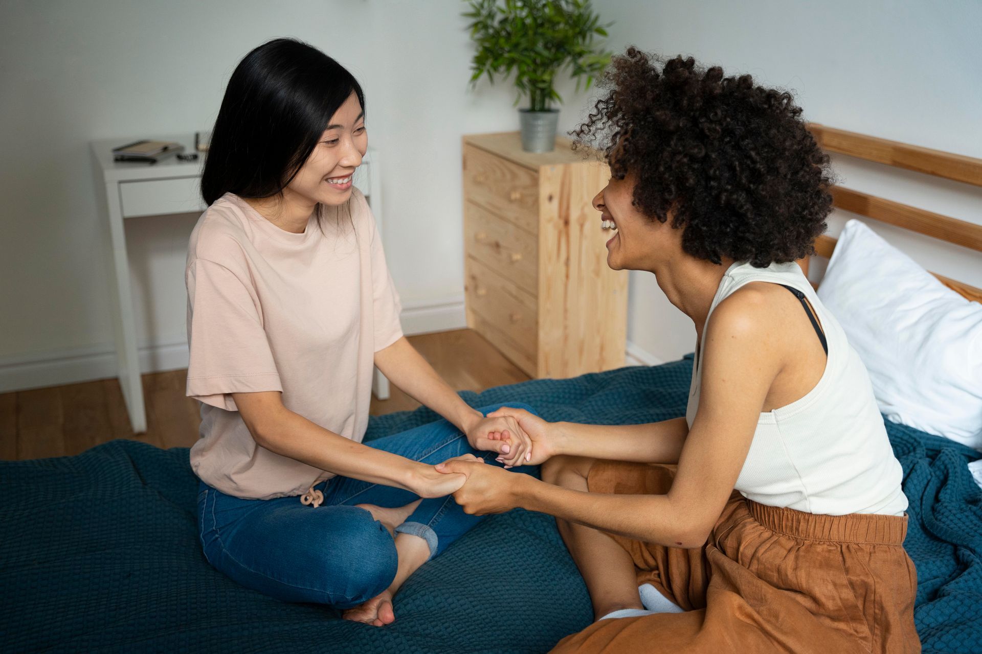 2 au pairs mujeres hablando Au pairs compartiendo