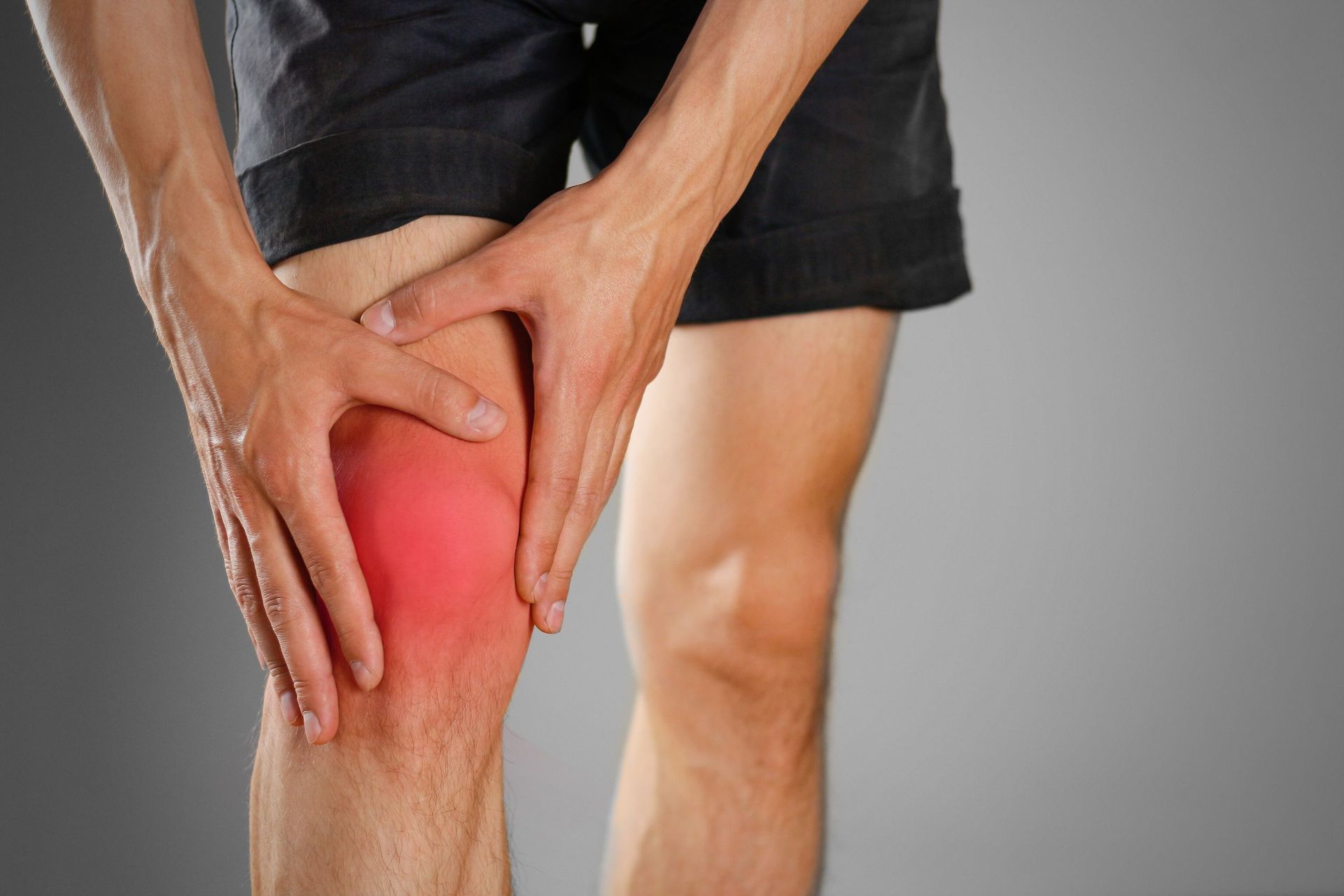 guy clings bad knee pain