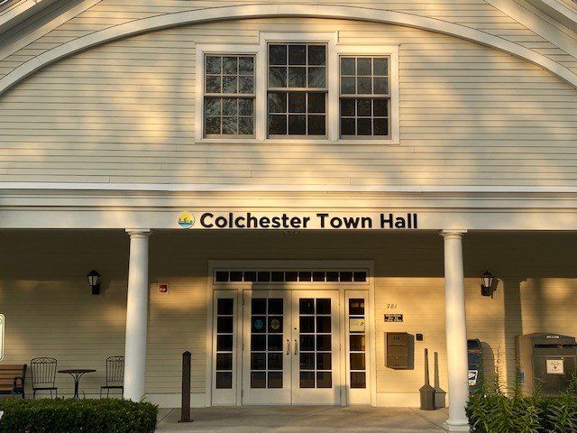 The front entranof the colchester town hall building