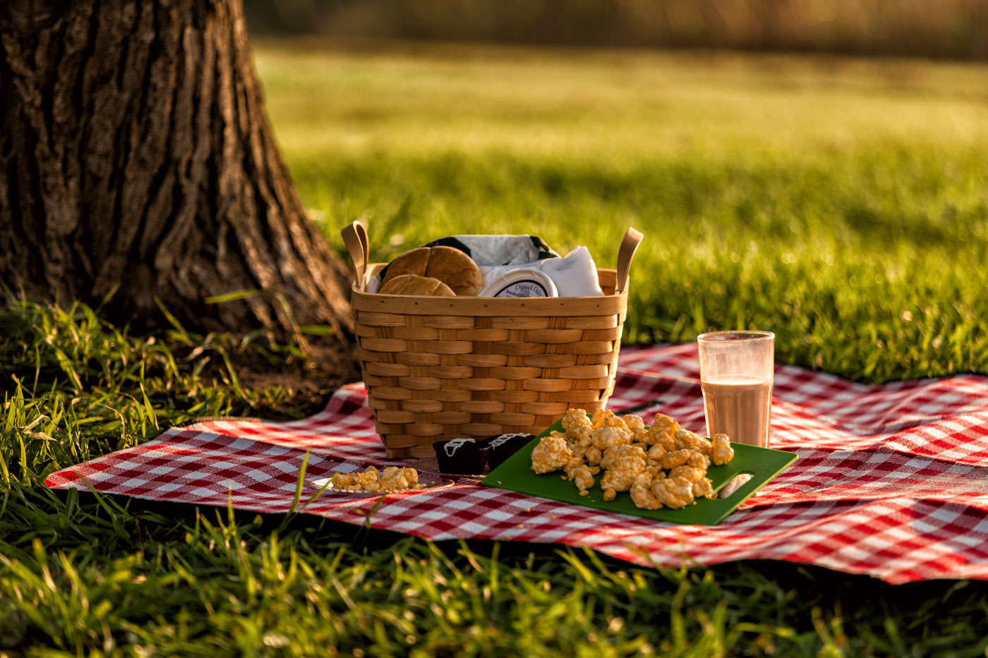 Cheese curds come in either white , yellow or mixed.