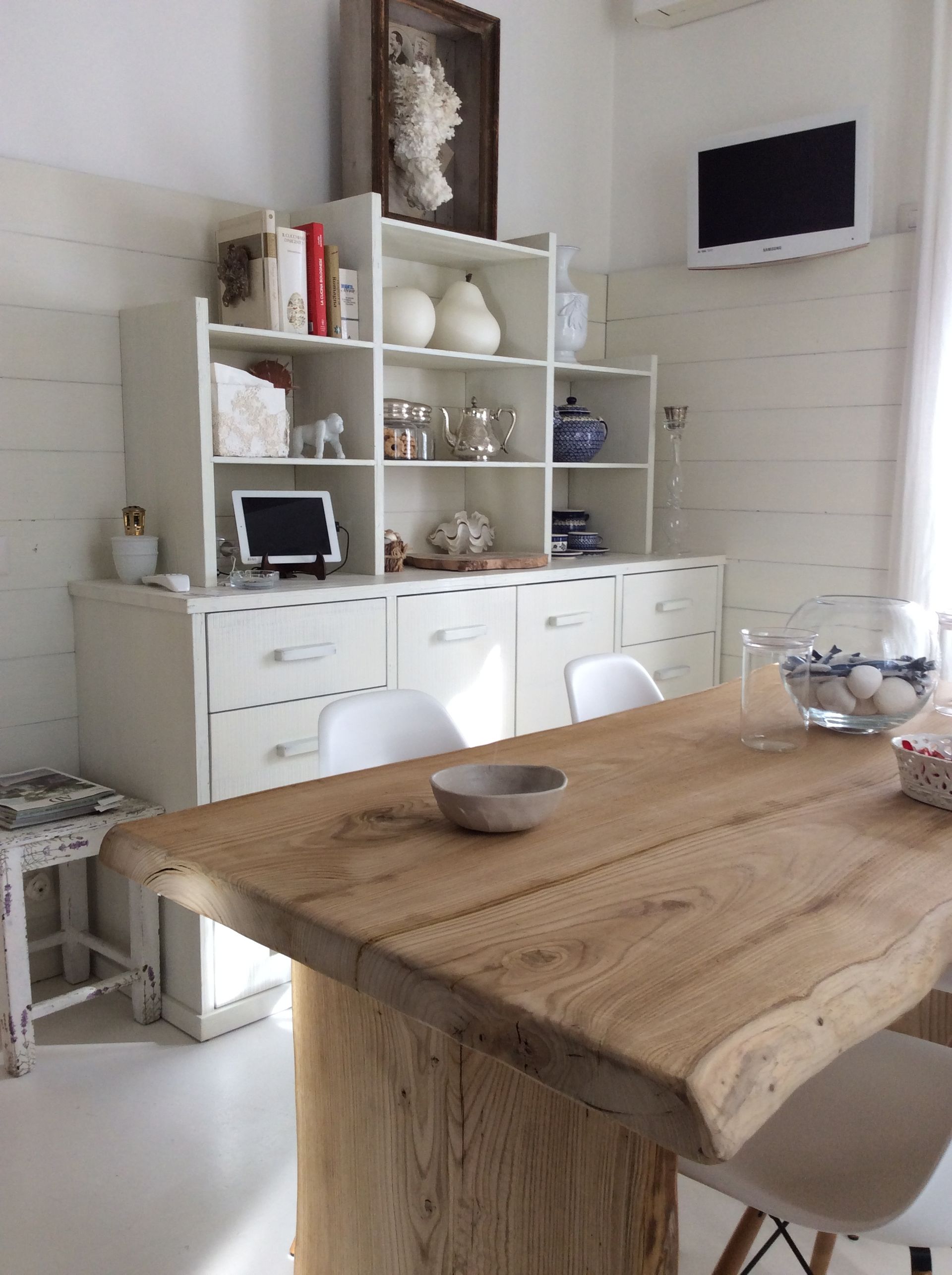  sala da pranzo con un tavolo di legno e sedie bianche