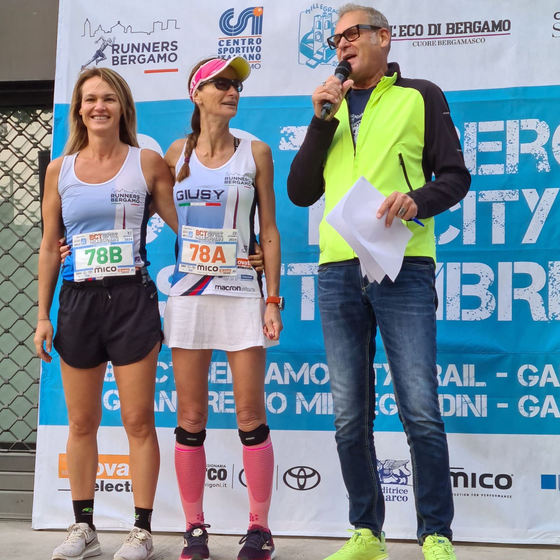 Foto della coppia Viviana Carminati - Giusy Aceti con lo speaker Teo Mangione, alla partenza