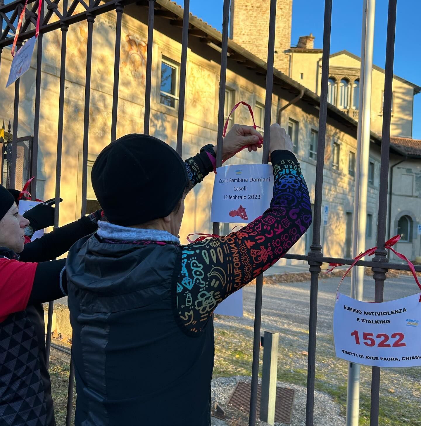 Foto Running Against Violence Against Women, Edizione 2023 - Si appendono i pettorali con i nomi delle vittime