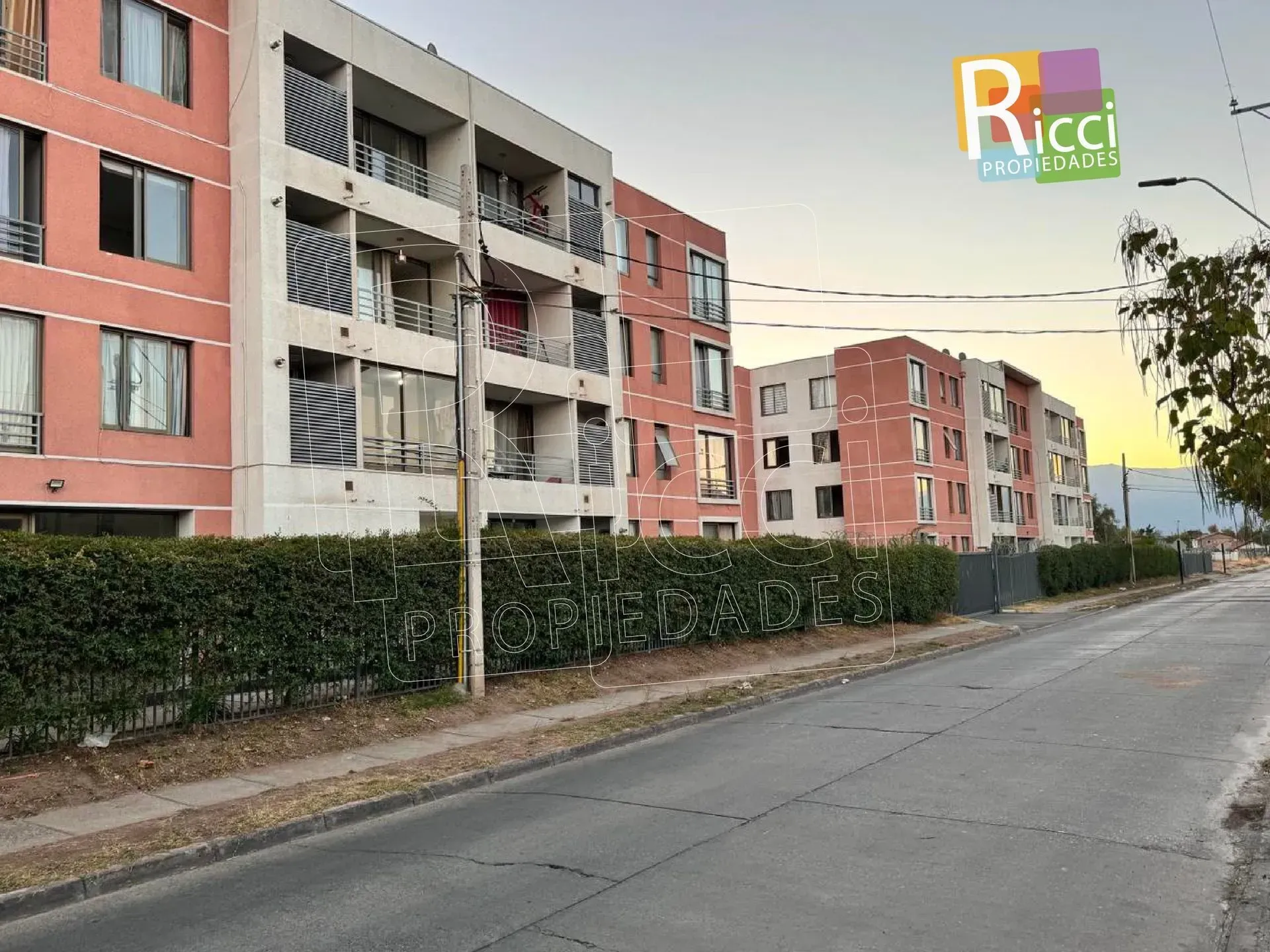 Modernos edificios de apartamentos a lo largo de una calle tranquila al anochecer