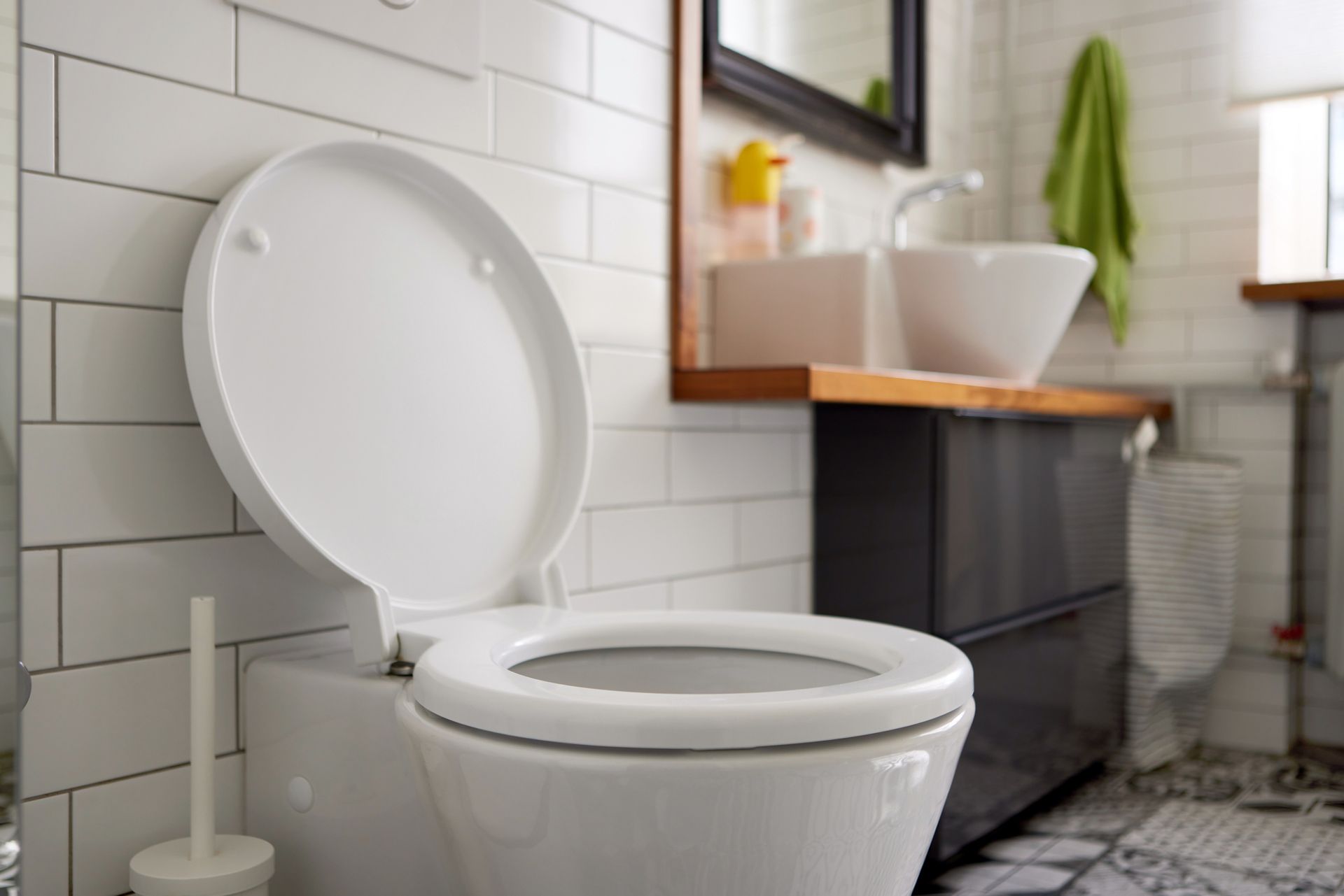 Un bagno con wc, lavandino e specchio.