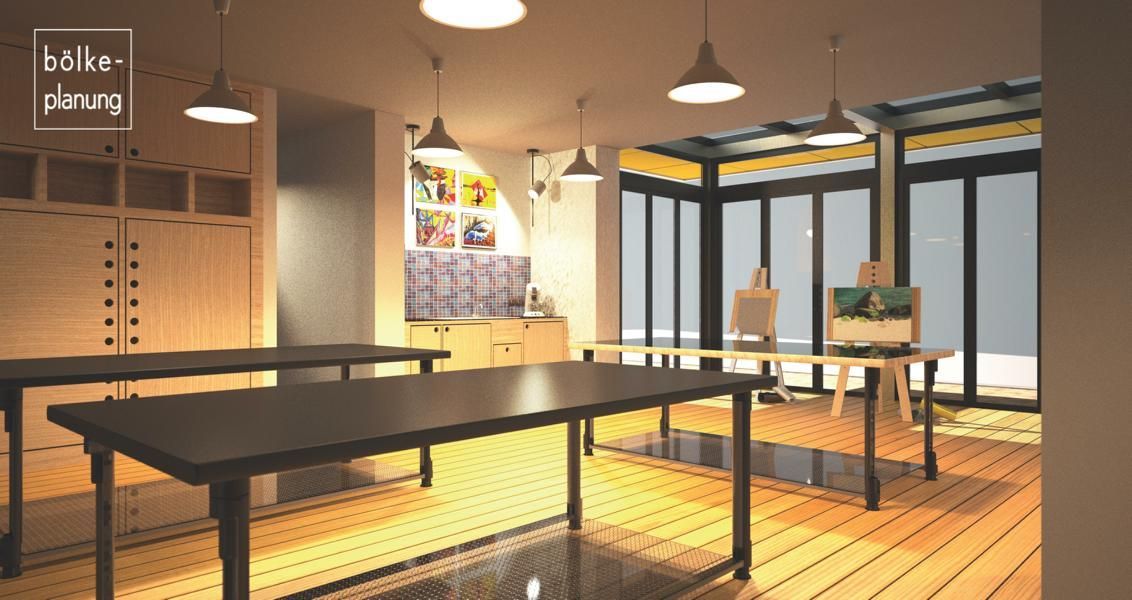 Modernes, sonnendurchflutetes Bürointerieur mit langen Schreibtischen, Holzböden und großen Fenstern.