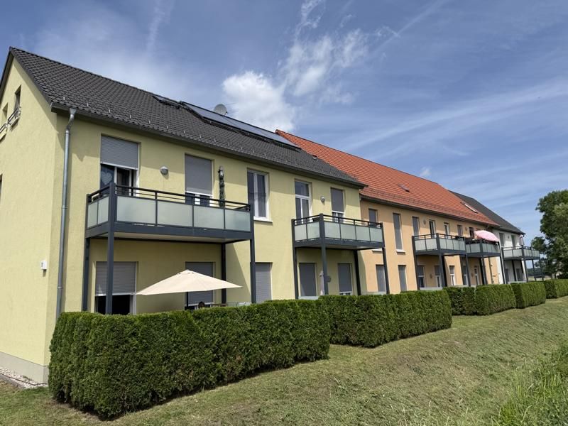 A row of houses with balconies on the side of them