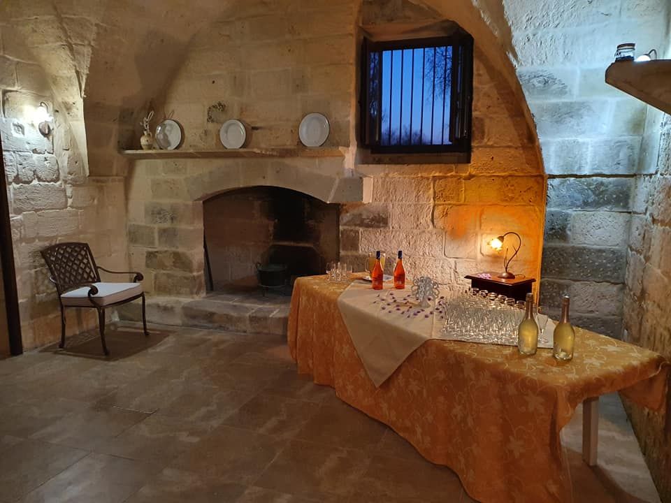 Tavolo buffet fronte camino