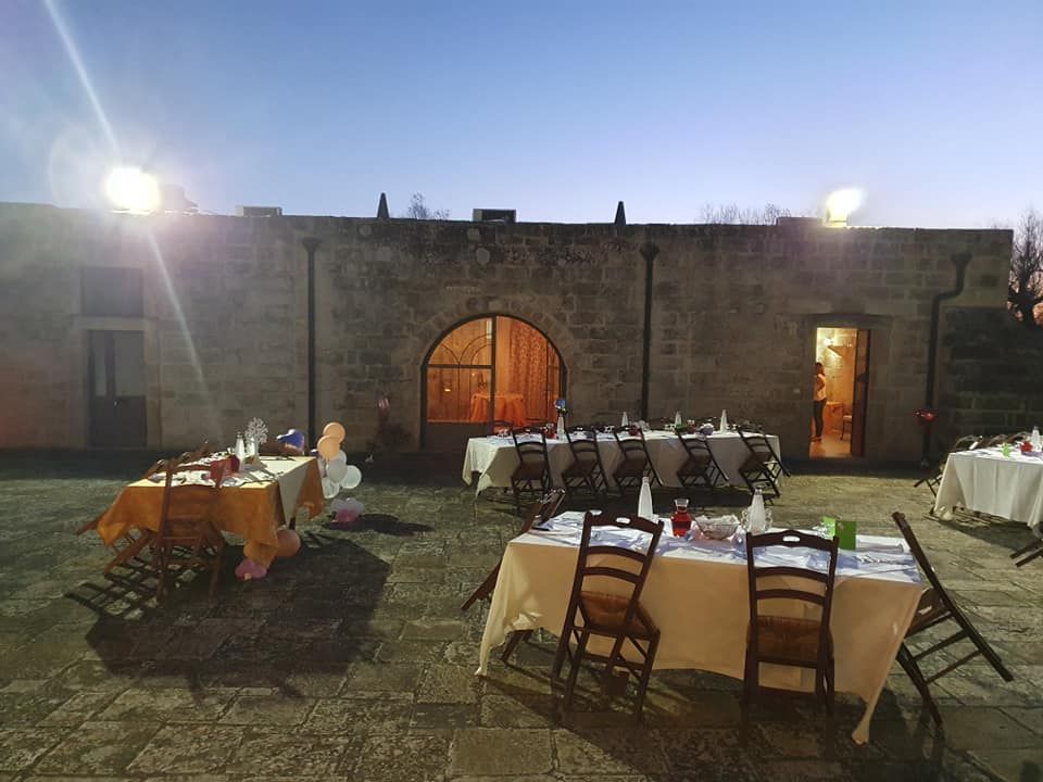 Tavoli apparecchiati sul giardino della masseria