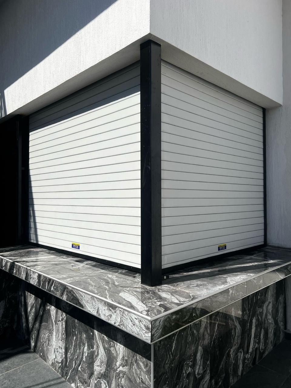 Instalación de cortinas metálicas enrollables
