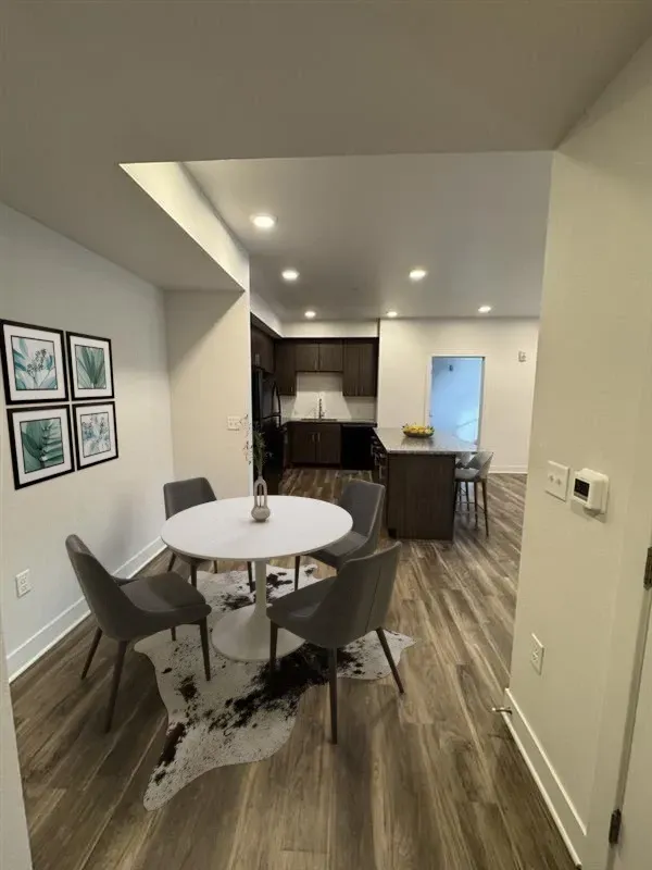 Dining area and kitchen in an apartment with modern finishes.