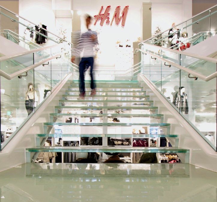 Retail glass treads H&M