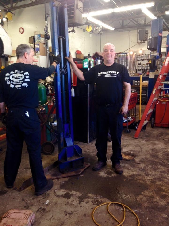 Auto Repair Technicians Working In Service Garage | Kabilian's Car Kare
