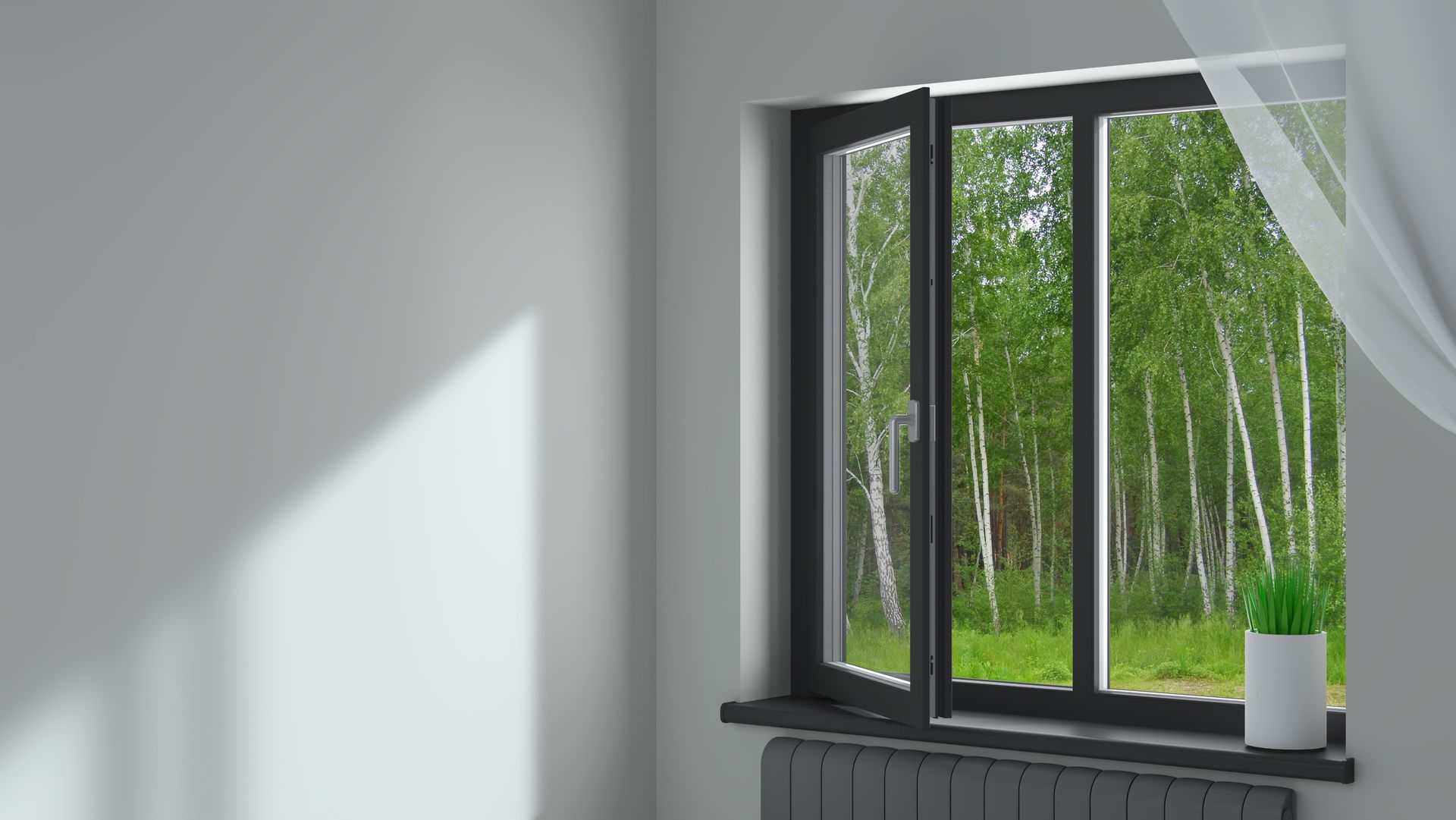 Fenêtre ouverte avec vue sur les arbres verts et l'herbe, avec un rideau blanc et une plante dans un pot blanc