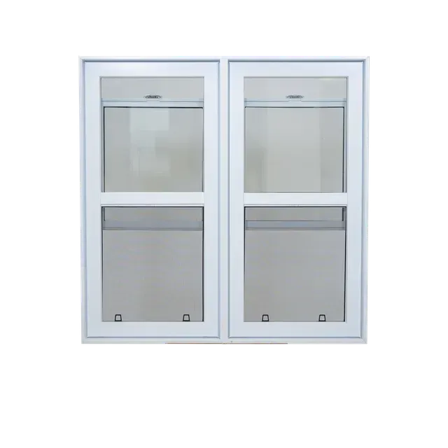 Fenêtre à guillotine blanche avec deux vitres, chacune avec un écran rétractable et un store.