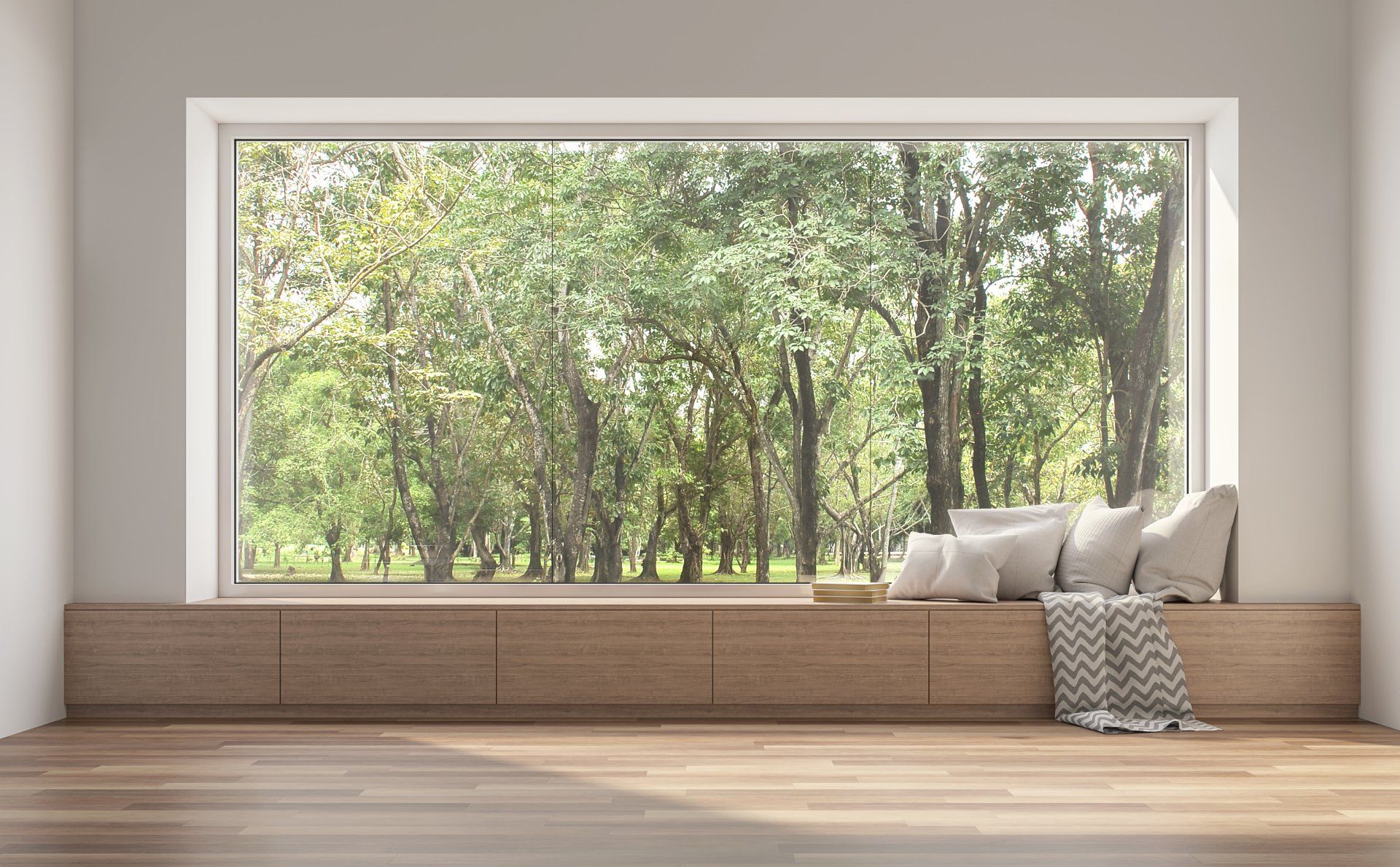 Banquette en bois près de la fenêtre dans une pièce avec une grande fenêtre donnant sur une forêt verte